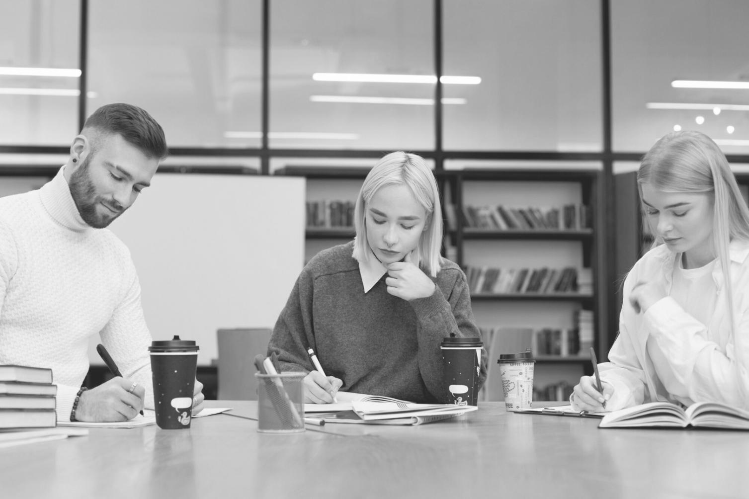 Equipo de voralintharix trabajando en oficinas modernas de A Coruña